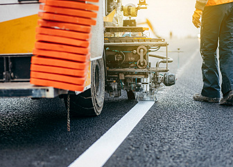 Машинист маркировочной машины для разметки автомобильных дорог